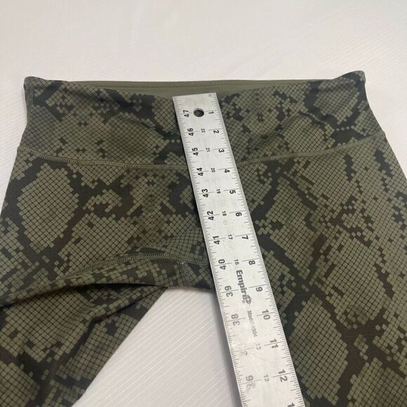 Lululemon Wunder Under 10 Green Snakeskin Luxtreme Crop RARE - Picture 4 of 11